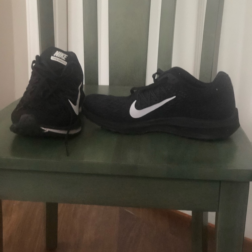 Tennis shoes